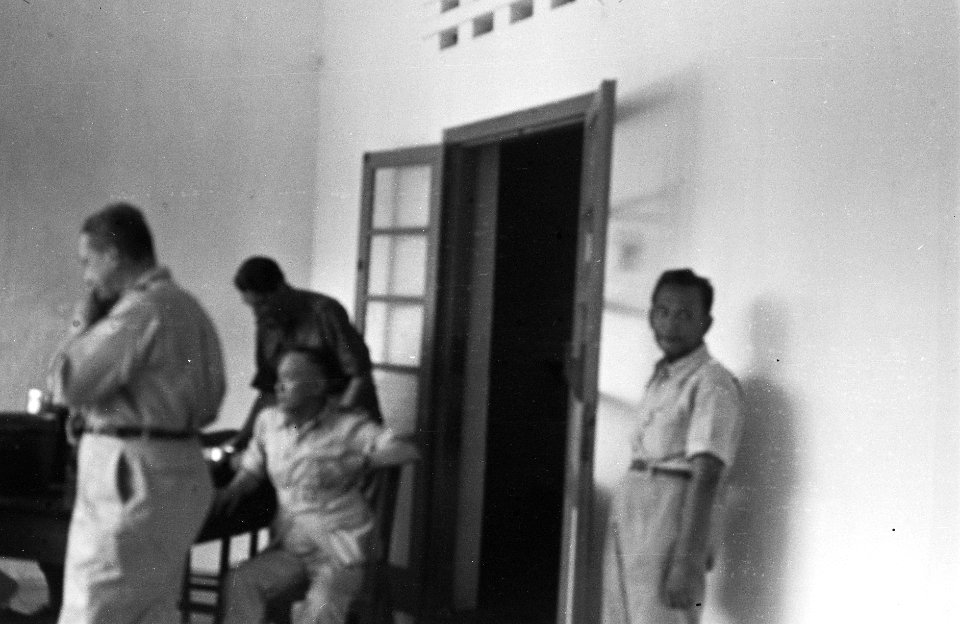 Onscherpe foto, zitten Hilman Djajadiningrat, Bestanddeelnr 2548
