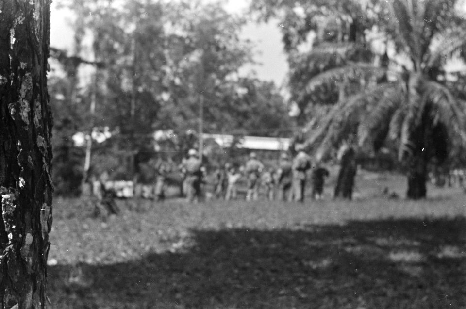 Onscherpe foto Op de achtergrond houden mannen handen omhoog (TNI-soldaten die , Bestanddeelnr 321-6-3
