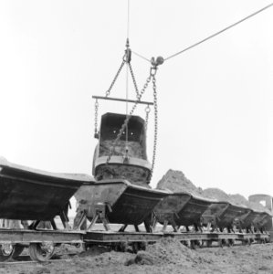 Ontginning, grondbewerking, egaliseren, bezanden, laden kipkarren, draglines, De, Bestanddeelnr 159-0553