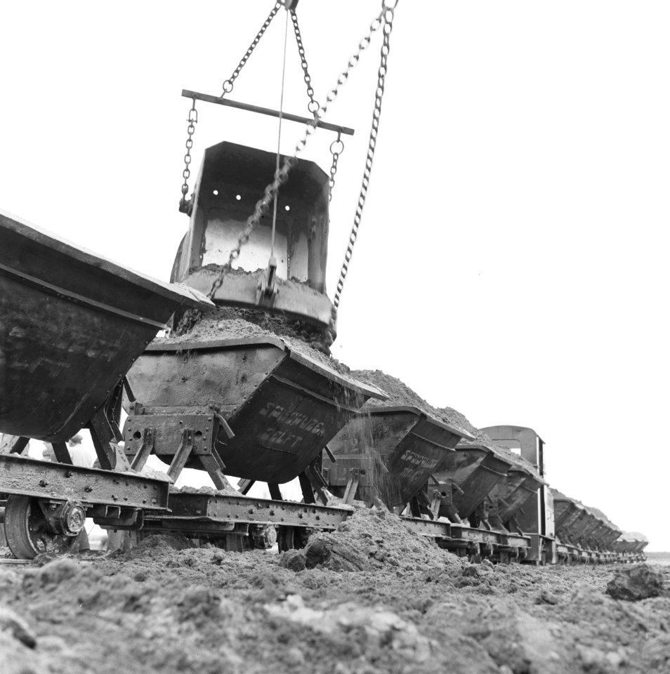 Ontginning, grondbewerking, egaliseren, bezanden, laden kipkarren, draglines, ar, Bestanddeelnr 159-0552