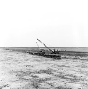 Ontginning, grondbewerking, egaliseren, bezanden, kipwagens, arbeiders, dragline, Bestanddeelnr 159-0547