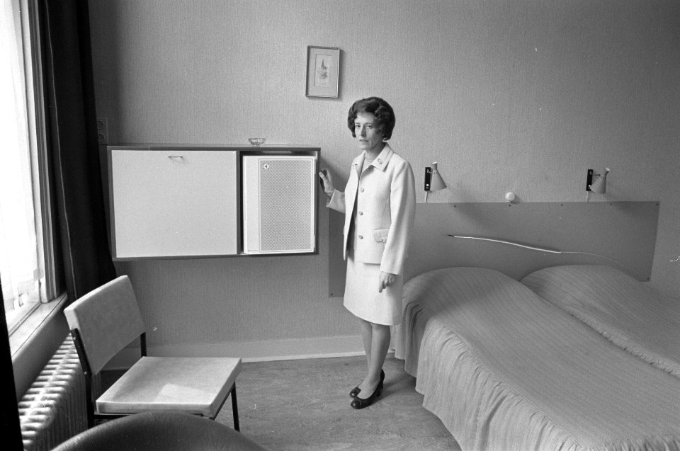 Ontbijtmeubel, Opdracht Hotelrevue, Bestanddeelnr 926-3965