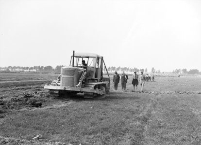 Ontginning, grondbewerking, egaliseren, bezanden, grondwoelers, tractoren, arbei, Bestanddeelnr 159-0102