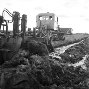 Ontginning, grondbewerking, egaliseren, bezanden, ruilverkavelingen, diepploegen, Bestanddeelnr 159-0454