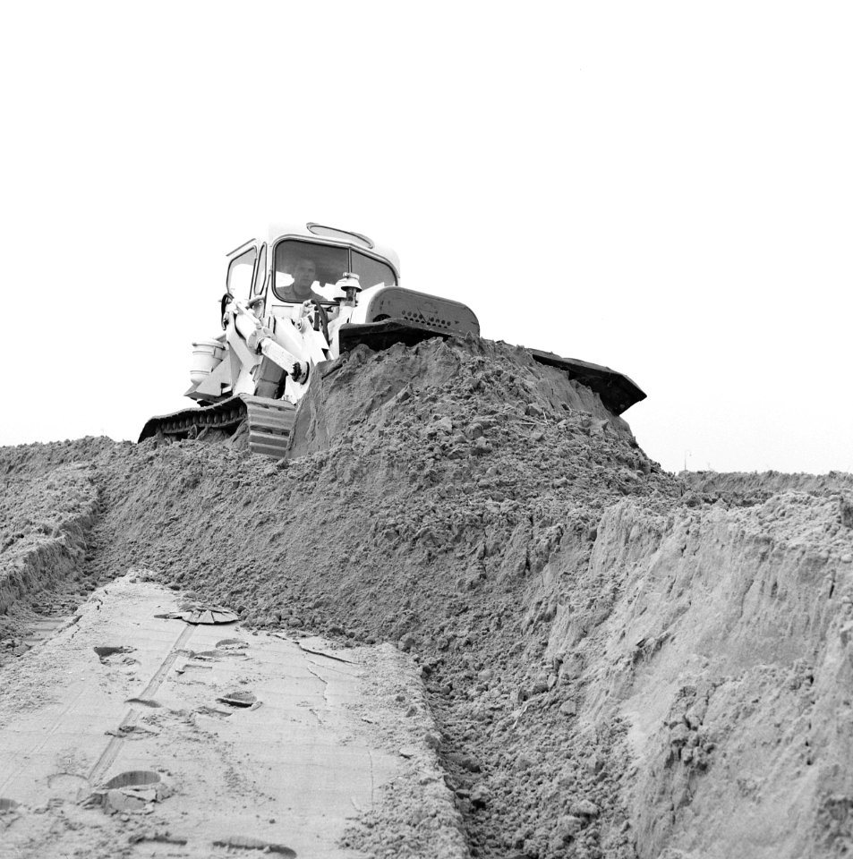 Ontginning, grondbewerking, egaliseren, bezanden, arbeiders, bulldozers, Bestanddeelnr 159-0180