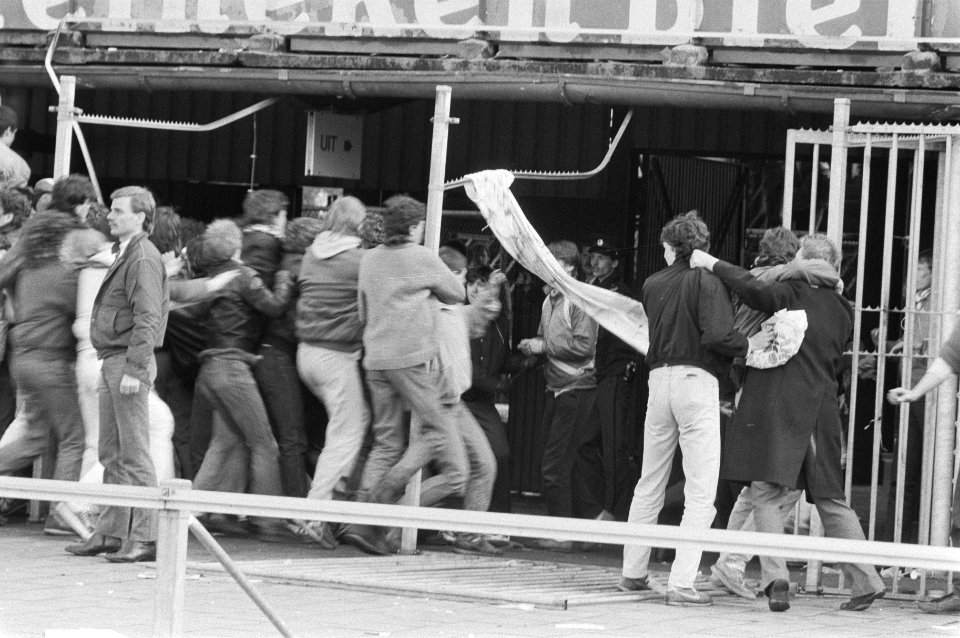 Ongeregeldheden op de tribunes, Bestanddeelnr 933-6128