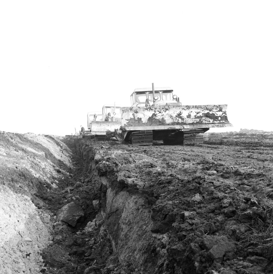 Ontginning, grondbewerking, egaliseren, bezanden, bulldozers, Bestanddeelnr 159-0272