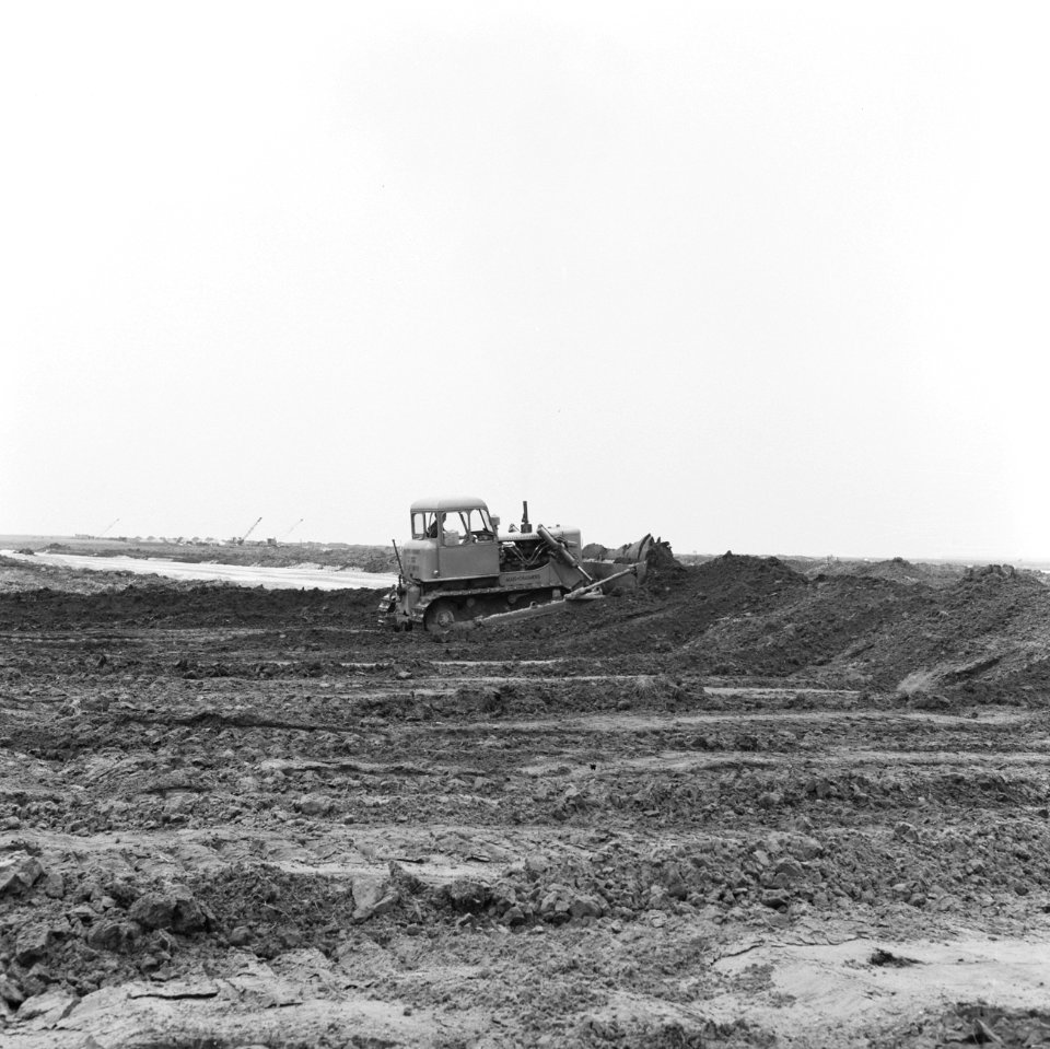 Ontginning, grondbewerking, egaliseren, bezanden, bulldozers, allis chalmers hd , Bestanddeelnr 159-0589