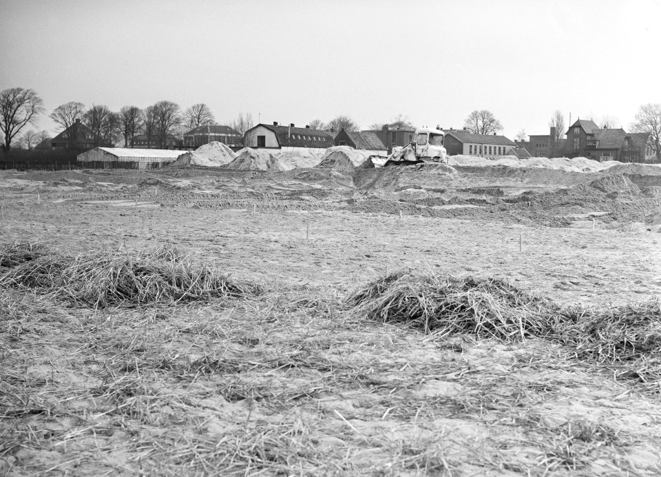 Ontginning, grondbewerking, egaliseren, bezanden, bulldozers, Bestanddeelnr 159-0181