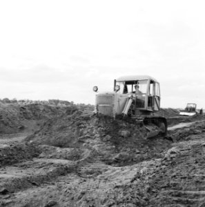 Ontginning, grondbewerking, egaliseren, bezanden, arbeiders, bulldozers, Bestanddeelnr 159-0649