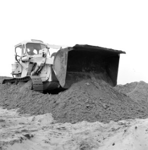 Ontginning, grondbewerking, egaliseren, bezanden, arbeiders, bulldozers, Bestanddeelnr 159-0178