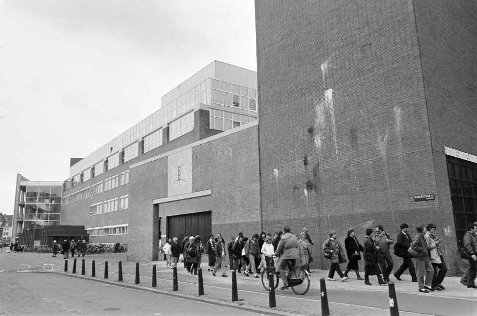 Ongesubsidieerde kunstenaars bekladden muur van het nieuwe stadhuis in Amsterdam, Bestanddeelnr 933-9447