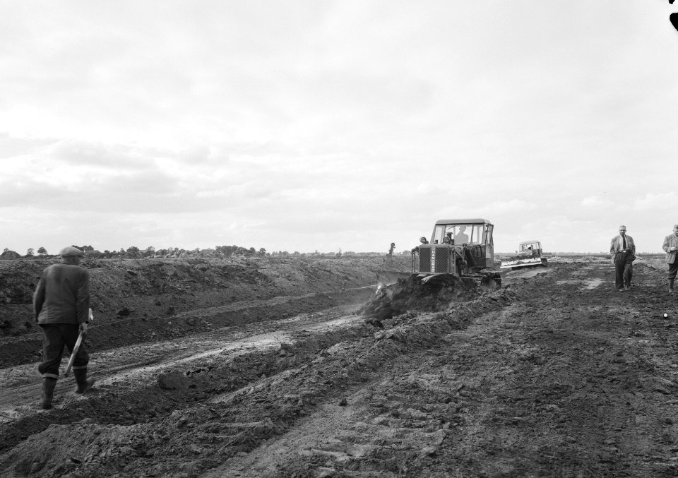 Ontginning, grondbewerking, egaliseren, bezanden, arbeiders, bulldozers, Bestanddeelnr 159-0650