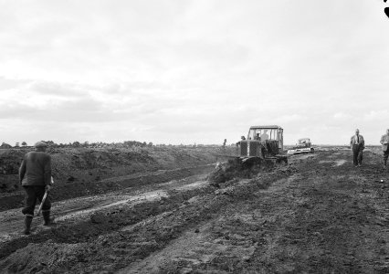 Ontginning, grondbewerking, egaliseren, bezanden, arbeiders, bulldozers, Bestanddeelnr 159-0650
