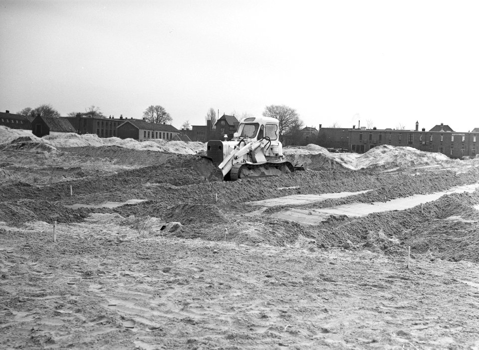 Ontginning, grondbewerking, egaliseren, bezanden, bulldozers, Bestanddeelnr 159-0182