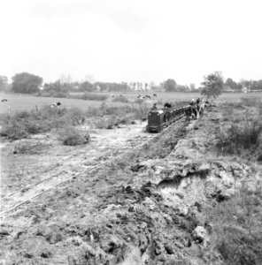 Ontginning, grondbewerking, egaliseren, bezanden, arbeiders, kipkarren, Bennevel, Bestanddeelnr 159-0601