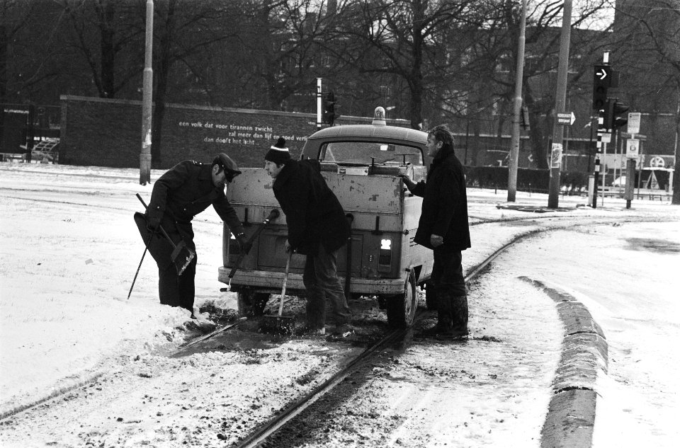 Ontdooien vast gevroren wissel tramrails in Amsterdam, Bestanddeelnr 930-0618