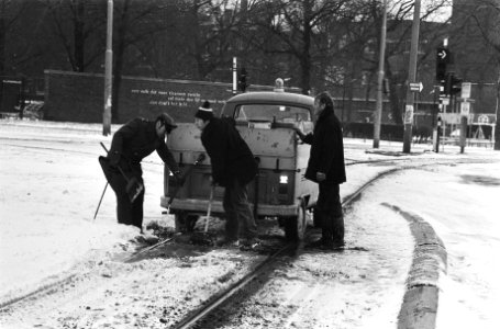 Ontdooien vast gevroren wissel tramrails in Amsterdam, Bestanddeelnr 930-0618