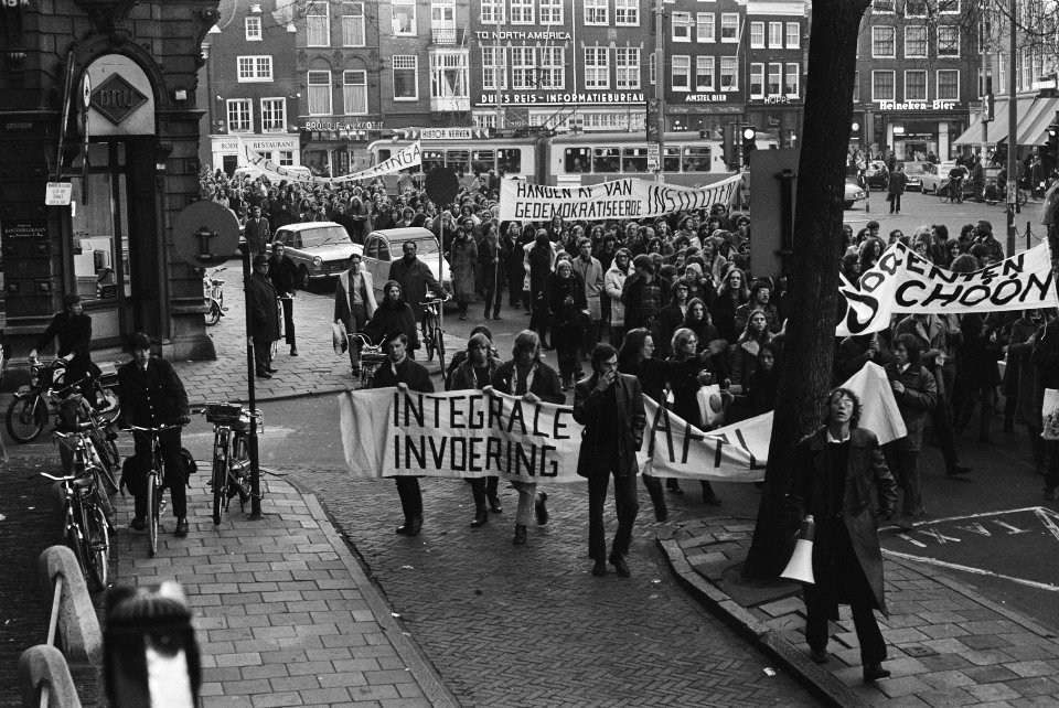 Ongeveer driehonderd studenten demonstreren tegen doorvoering Wet-Veringa in Ams, Bestanddeelnr 924-0432