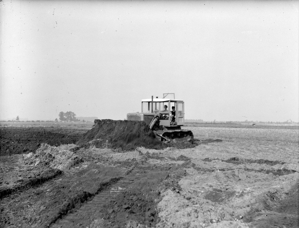 Ontginning, grondbewerking, egaliseren, bezanden, arbeiders, bulldozers, Spoordo, Bestanddeelnr 159-0062
