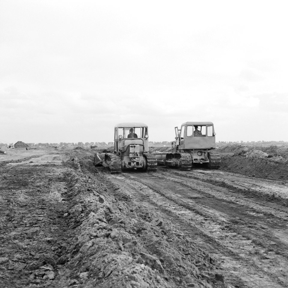 Ontginning, grondbewerking, egaliseren, bezanden, arbeiders, bulldozers, Bestanddeelnr 159-0653