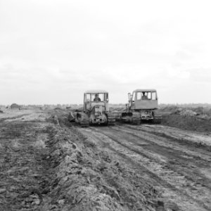 Ontginning, grondbewerking, egaliseren, bezanden, arbeiders, bulldozers, Bestanddeelnr 159-0653