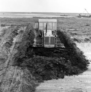 Ontginning, grondbewerking, egaliseren, bezanden, bulldozers, autolaadputten, De, Bestanddeelnr 159-0568