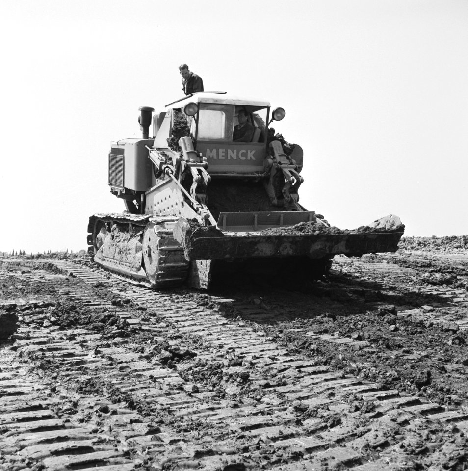 Ontginning, grondbewerking, egaliseren, bezanden, arbeiders, scraper-dozer, 'men, Bestanddeelnr 159-0625