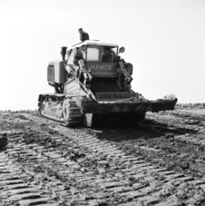 Ontginning, grondbewerking, egaliseren, bezanden, arbeiders, scraper-dozer, 'men, Bestanddeelnr 159-0625