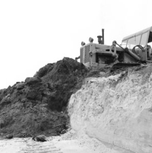 Ontginning, grondbewerking, egaliseren, bezanden, bulldozers, autolaadputten, De, Bestanddeelnr 159-0566