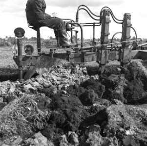 Ontginning, grondbewerking, egaliseren, bezanden, ruilverkavelingen, diepploegen, Bestanddeelnr 159-0452