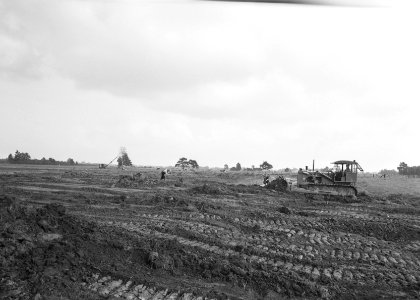 Ontginning, grondbewerking, egaliseren, bezanden, bulldozers, arbeiders, ruilver, Bestanddeelnr 159-0639