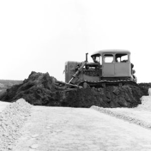 Ontginning, grondbewerking, egaliseren, bezanden, bulldozers, allis chalmers hd , Bestanddeelnr 159-0595