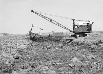 Ontginning, grondbewerking, egaliseren, bezanden, draglines, arbeiders, Ospelse , Bestanddeelnr 159-0086