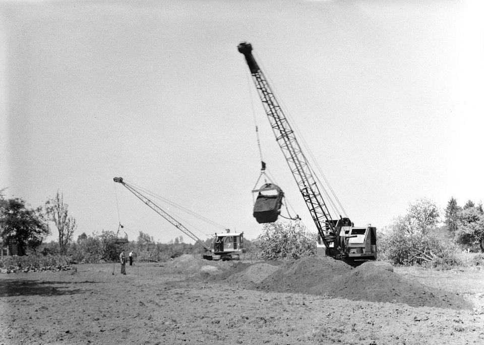 Ontginning, grondbewerking, egaliseren, bezanden, draglines, arbeiders, wateregg, Bestanddeelnr 159-0496