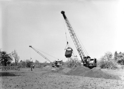 Ontginning, grondbewerking, egaliseren, bezanden, draglines, arbeiders, wateregg, Bestanddeelnr 159-0496
