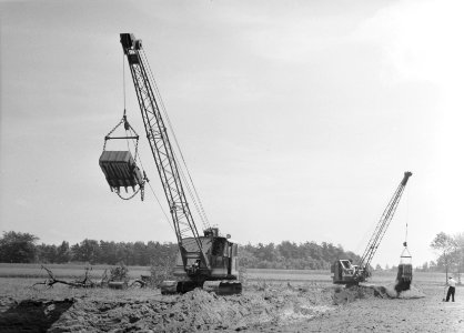 Ontginning, grondbewerking, egaliseren, bezanden, draglines, arbeiders, wateregg, Bestanddeelnr 159-0497