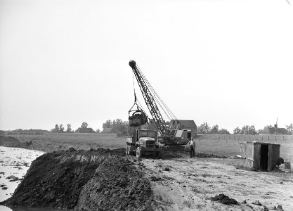 Ontginning, grondbewerking, egaliseren, bezanden, draglines, arbeiders, vrachtwa, Bestanddeelnr 159-0158