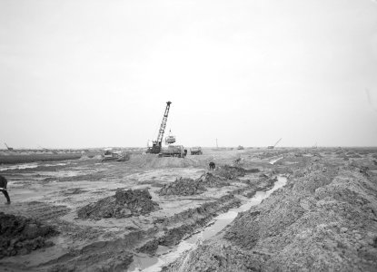 Ontginning, grondbewerking, egaliseren, bezanden, draglines, arbeiders, bulldoze, Bestanddeelnr 159-0139
