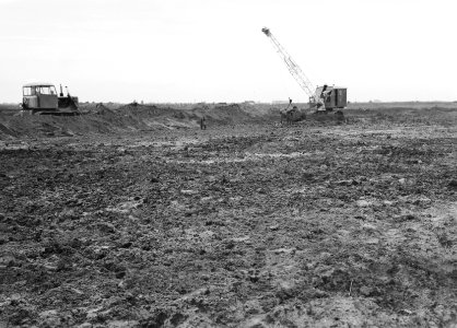 Ontginning, grondbewerking, egaliseren, bezanden, draglines, arbeiders, bulldoze, Bestanddeelnr 159-0478