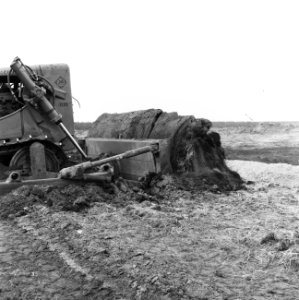 Ontginning, grondbewerking, egaliseren, bezanden, bulldozers, allis chalmers hd , Bestanddeelnr 159-0585