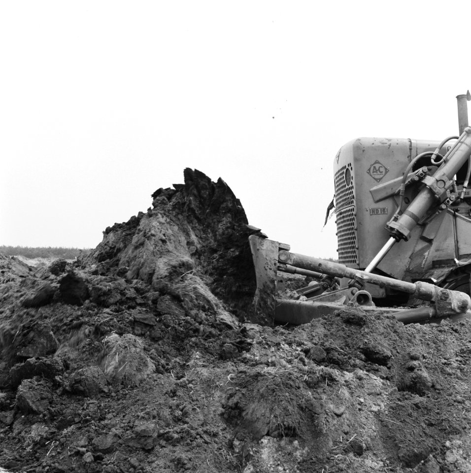 Ontginning, grondbewerking, egaliseren, bezanden, bulldozers, allis chalmers hd , Bestanddeelnr 159-0586