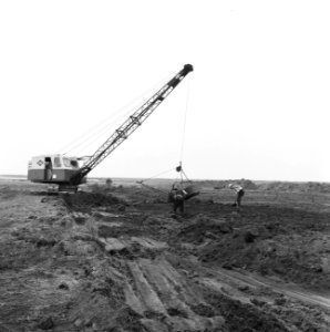 Ontginning, grondbewerking, egaliseren, bezanden, draglines, arbeiders, De Wilre, Bestanddeelnr 159-0540