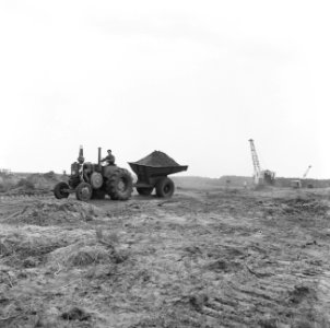 Ontginning, grondbewerking, egaliseren, bezanden, draglines, arbeiders, kipwagen, Bestanddeelnr 159-0545