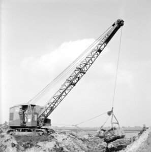 Ontginning, grondbewerking, egaliseren, bezanden, arbeiders, draglines, 'nieuwe , Bestanddeelnr 159-0610