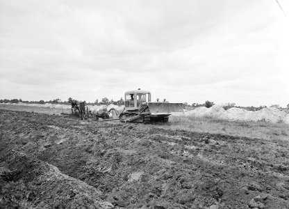 Ontginning, grondbewerking, egaliseren, bezanden, diepploegen, ruilverkavelingen, Bestanddeelnr 159-0535