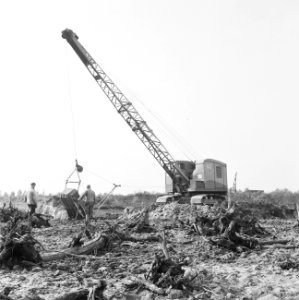 Ontginning, grondbewerking, egaliseren, bezanden, arbeiders, draglines, 'nieuwe , Bestanddeelnr 159-0612