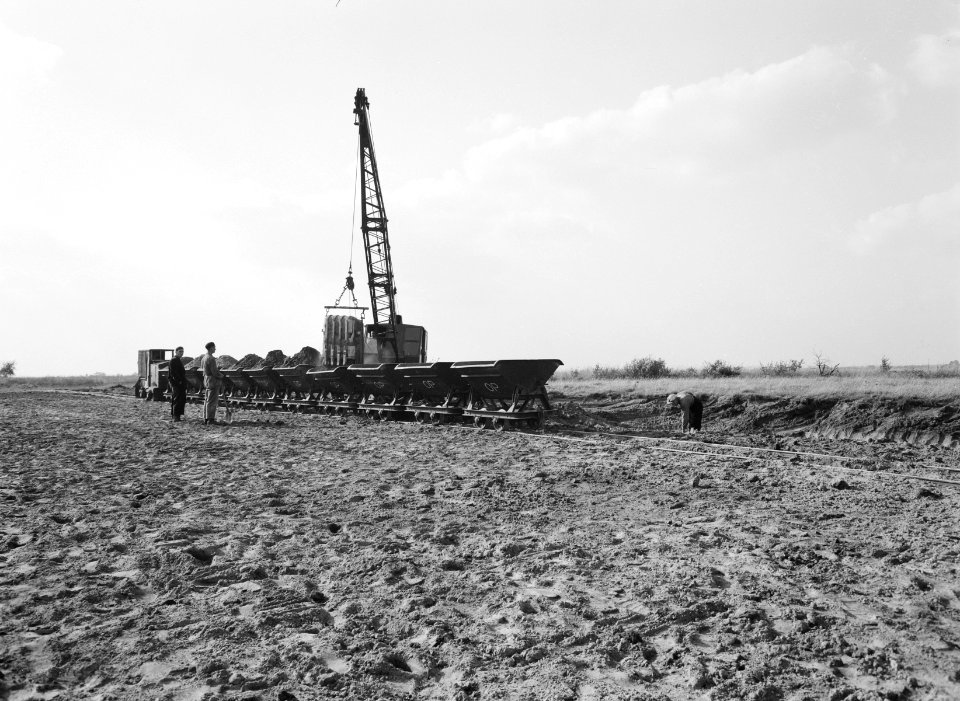 Ontginning, grondbewerking, egaliseren, bezanden, arbeiders, draglines, kipkarre, Bestanddeelnr 159-0114