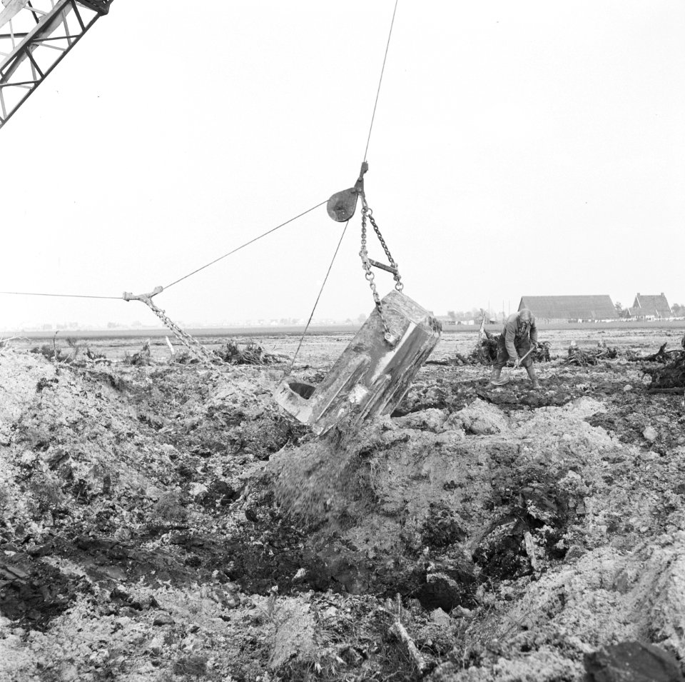 Ontginning, grondbewerking, egaliseren, bezanden, draglines, arbeiders, 'nieuwe , Bestanddeelnr 159-0616