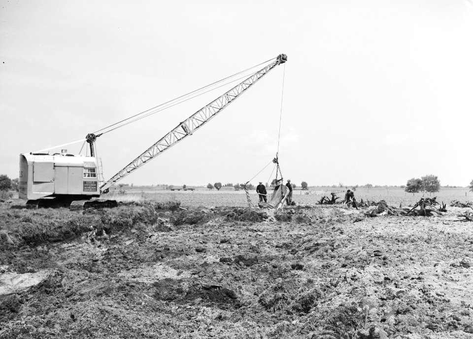 Ontginning, grondbewerking, egaliseren, bezanden, arbeiders, draglines, Bestanddeelnr 159-0201